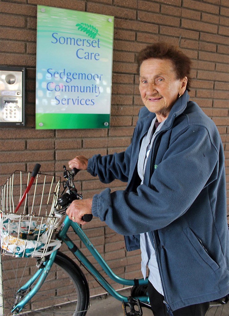 Eileen Haysham with bike - Copyright Saskia Pearlstone / SWNS - Credit Saskia Pearlstone / SWNS