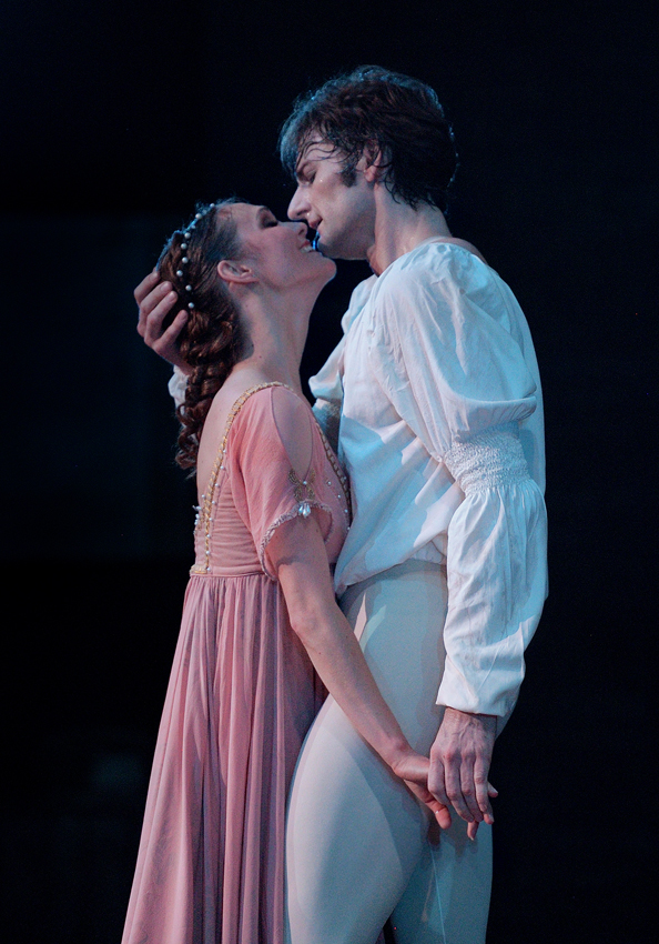 Jurgita Dronina and Aaron Robison in Romeo & Juliet - Copyright Laurent Liotardo