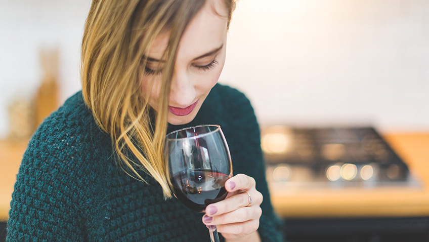 Women who drink wine put on fewer pounds than teetotallers