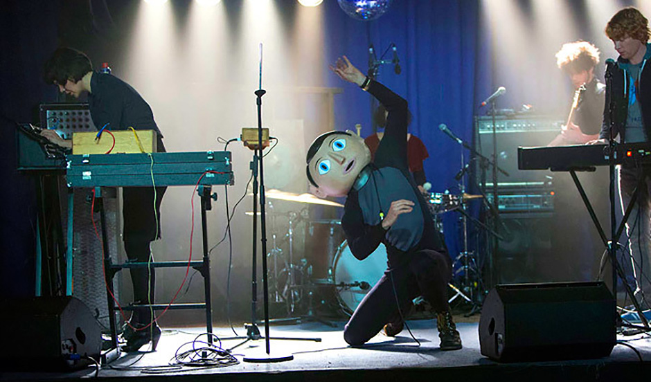 Maggie Gyllenhaal, Michael Fassbender and Domhnall Gleeson in Frank - Credit IMDB