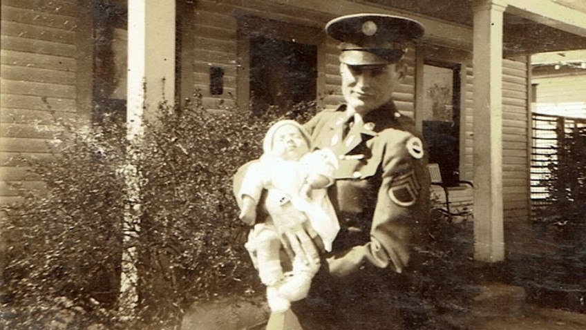 Son reunited with his dad’s long lost ww2 bracelet after 70ys