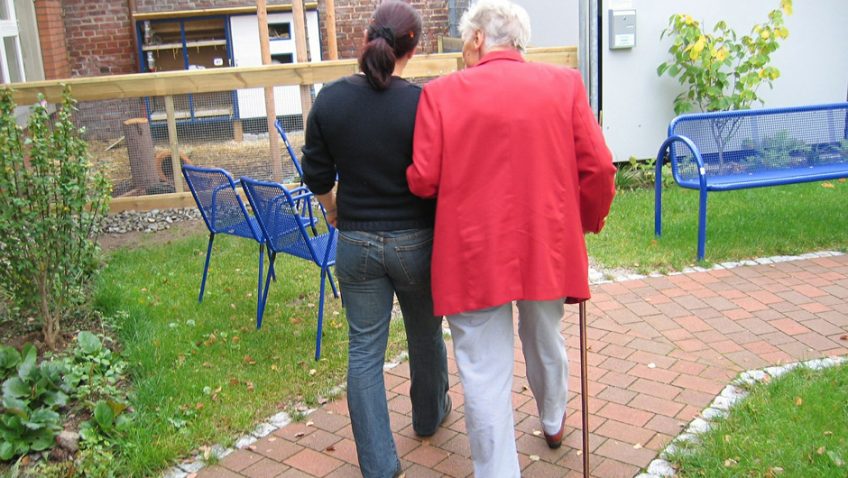 5 ways to communicate with a loved one living with dementia