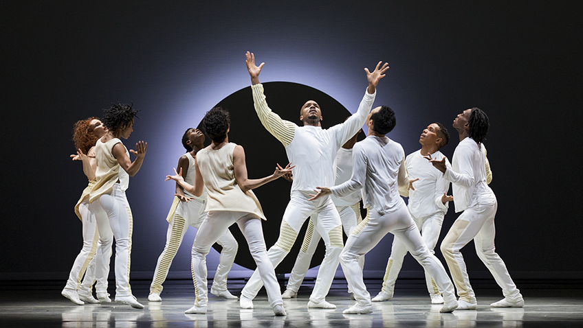 EN - Alvin Ailey American Dance Theater - Credit Paul Kolnik