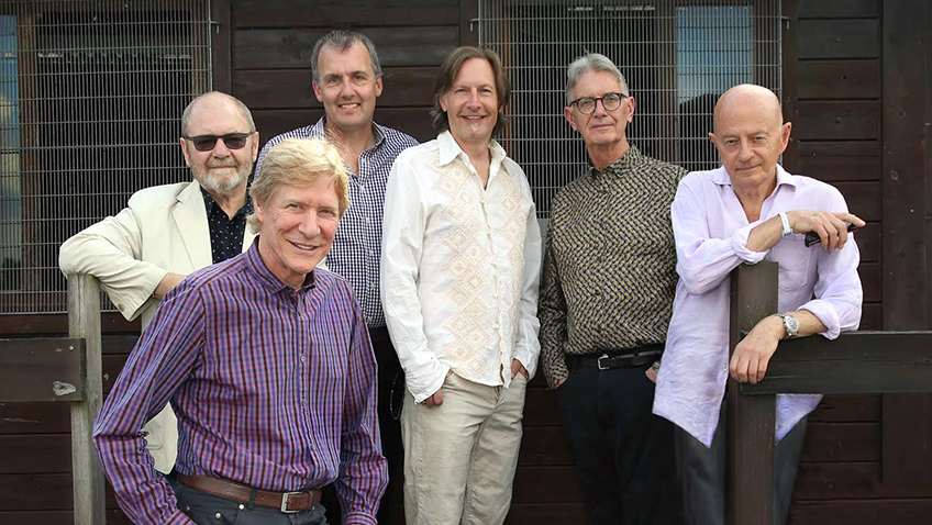 The Manfreds nach einem Auftritt 2019: ganz rechts steht Mike Hugg. Links neben ihm Tom McGuinnes und in Front Sänger Paul Jones.