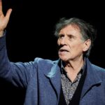 Robert Tanitch reviews Walking with Ghosts at Apollo Theatre, London