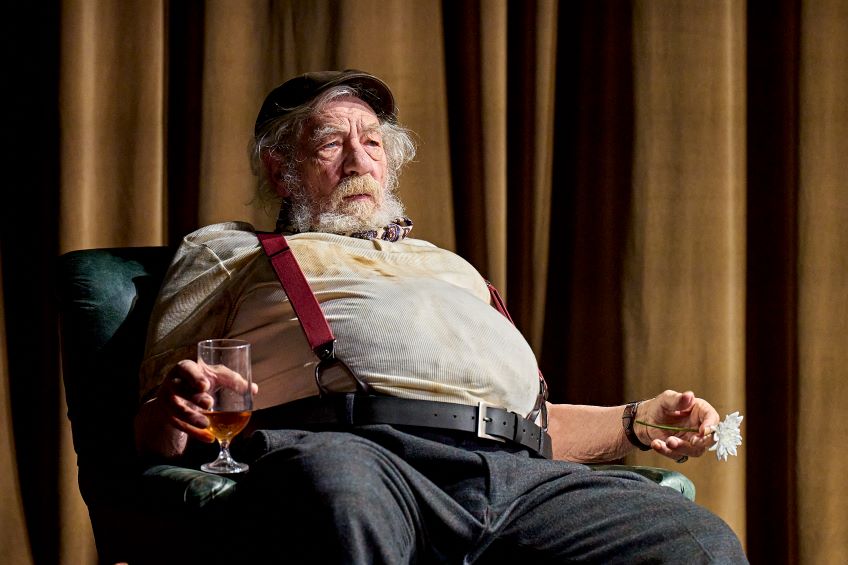 Robert Tanitch reviews Ian McKellen in Player Kings at Noël Coward Theatre, London.
